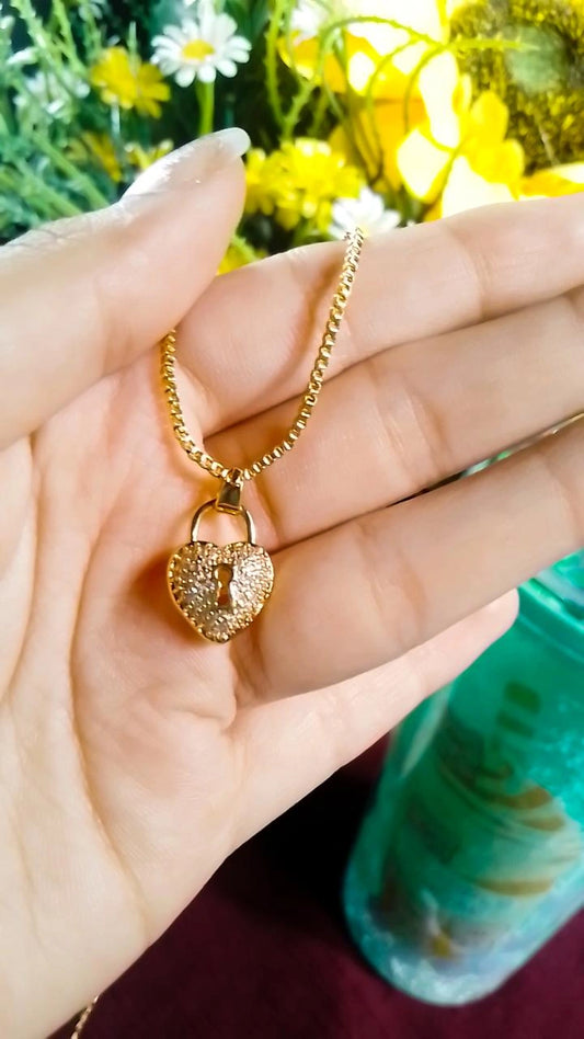 💖 Dainty Heart Lock Necklace