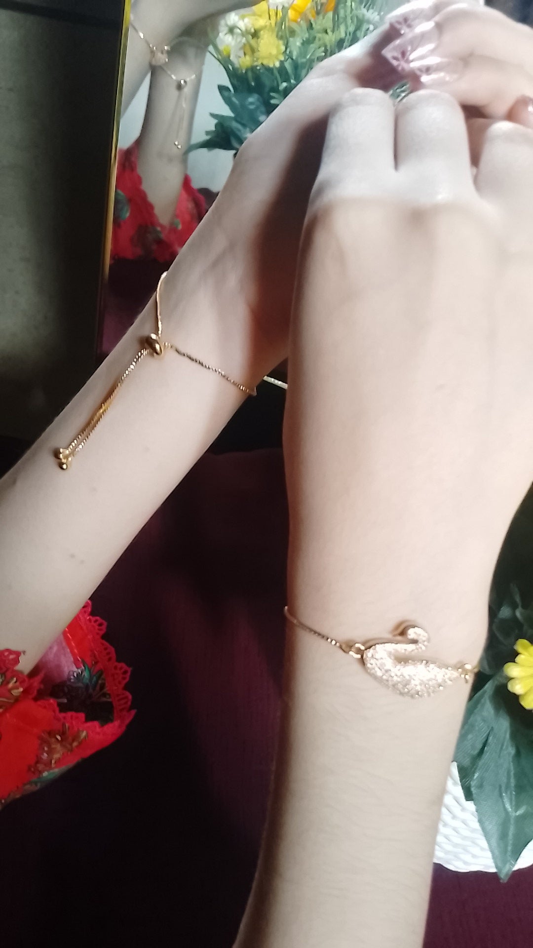 Gold Swan Elegance Bracelet ✨🦢