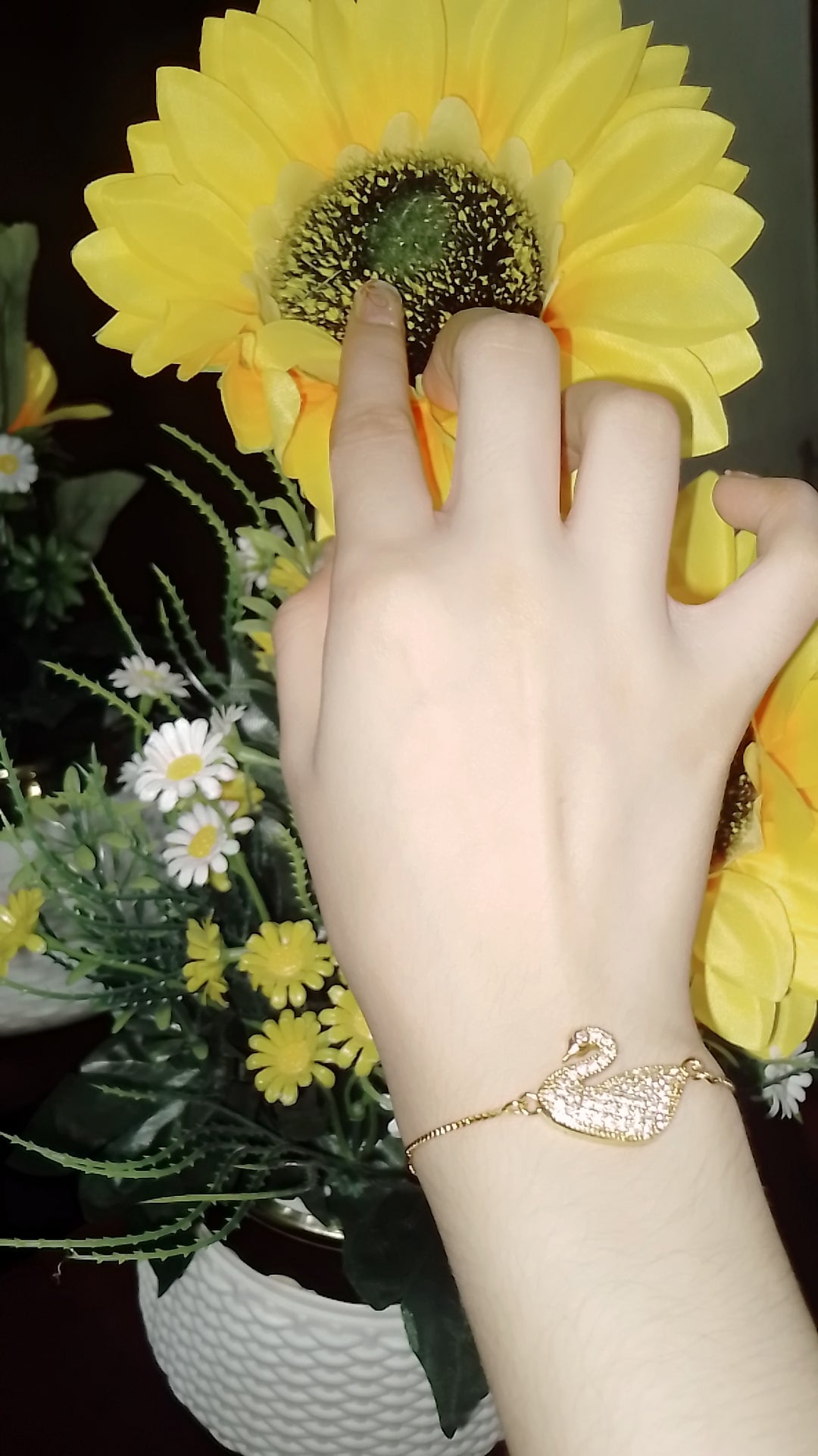 Gold Swan Elegance Bracelet ✨🦢
