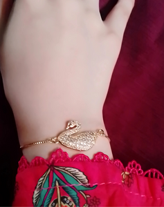 Gold Swan Elegance Bracelet ✨🦢